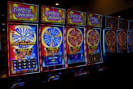 Dealer cantik profesional di meja Live Casino UGG338 sedang membagikan kartu baccarat